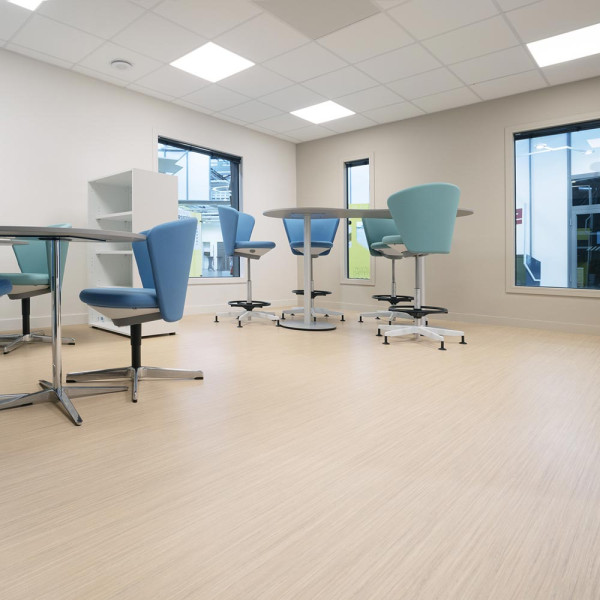 Sandbeige, marmorierte Oberfläche von Gerflor Marmorette Acoustic Linoleum. Die Struktur zeigt eine sanfte, geschwungene Maserung und vermittelt ein elegantes, neutrales Design für Innenräume.