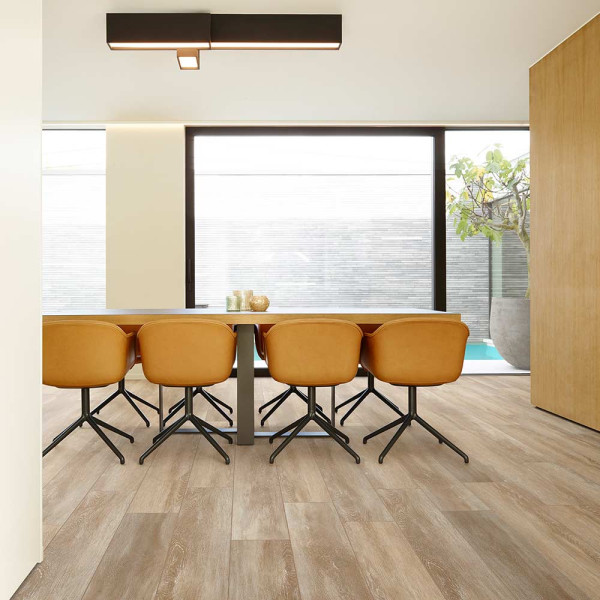 Helle, strukturierte Holzoptik der COREtec Klick-Planke mit klaren Linien und Farbnuancen. Ein gleichmäßiges Muster prägt die Oberfläche des Vinylbodens.