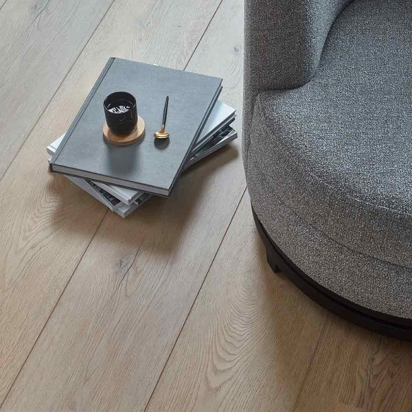 Grau-brauner Vinylboden mit Holzoptik und sichtbaren Holzmaserungen. Die Oberfläche zeigt feine Strukturen und eine natürliche Farbvariation. Ideal für moderne Inneneinrichtungen.