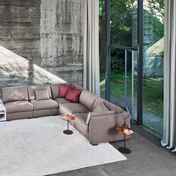 Unifarbener, blickdichter Dekostoff in Taupe mit feiner Webstruktur, der eine glatte, gleichmäßige Oberfläche zeigt. Der Stoff liegt faltig auf einer Fläche.