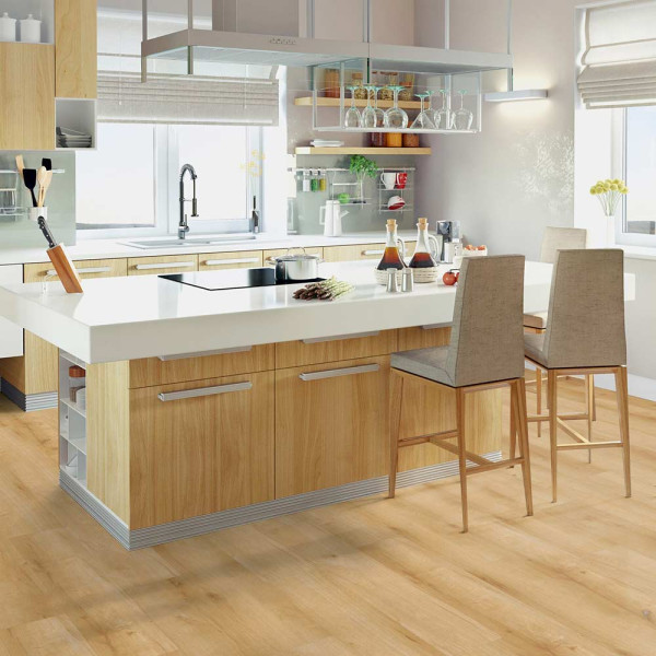 Heller Klick-Vinylboden in Eicheoptik mit einer strukturierten Oberfläche. Die Paneele sind gleichmäßig verlegt und zeigen eine natürliche Holzmaserung.