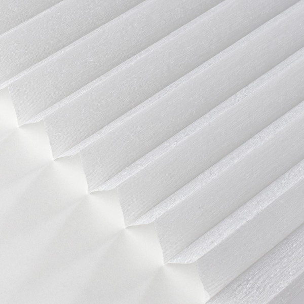 Weißes, gefaltetes Plissee zeigt gleichmäßige Falten und Struktur. Es dient als Sichtschutz und ist aus hochwertigem Material gefertigt. Das Produkt ist nach Maß erhältlich und variabel anpassbar.