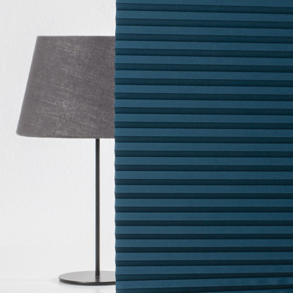 Dunkelblaues Wabenplissee, gefaltet und in mehreren Reihen angeordnet. Das Material wirkt hochwertig und lichtundurchlässig. Ideal für individuelle Fensterdekorationen und Sonnenschutz.