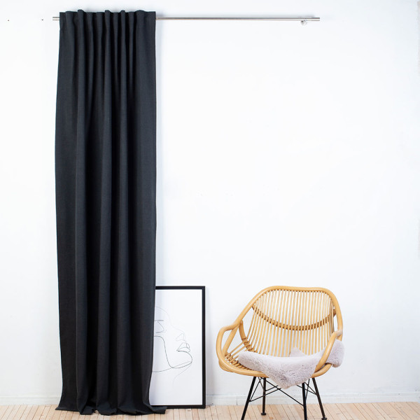 Graphit-grauer Thermo-Vorhang Silan zeigt eine elegante Faltenstruktur. Er bietet Wärmeisolierung und ist sofort versandfertig. Der Preis beträgt 69,99 €.