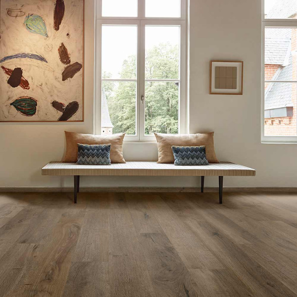 Holzoberfläche in braunen und grauen Farbtönen mit einem natürlichen Maserungsmuster. Die Struktur zeigt kleine Risse und Verfärbungen, die dem Material ein authentisches Aussehen verleihen.