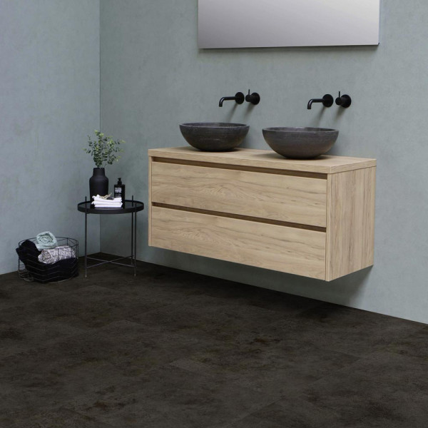 Dunkle Steindekor-Fliesen mit verschiedenen Oberflächenstrukturen bilden ein einheitliches, modernes Muster auf dem Boden. Die Fliesen sind in quadratischen Platten angeordnet und vermitteln einen eleganten Eindruck.