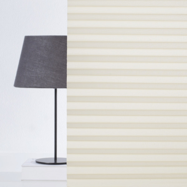 Halbtransparentes Plissee von Hannover 7590 zeigt eine Anordnung von schmalen, leicht gewellten Stoffstreifen in neutralen Farben, die Lichtfilterung ermöglicht und Privatsphäre bietet.