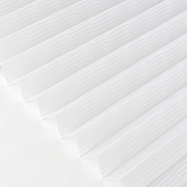 Weißes, gefaltetes Plissee mit transparentem Design liegt auf einer Oberfläche. Die Falten sind gleichmäßig und sorgen für eine elegante Optik. Das Material scheint leicht und lichtdurchlässig zu sein.