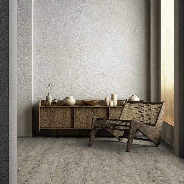 Holzboden mit grauer, strukturierter Oberfläche aus dem Gerflor Designboden Virtuo 30 Sortiment. Die Planken zeigen natürliche Maserungen und Knoten. Verschiedene Größen sind verfügbar.