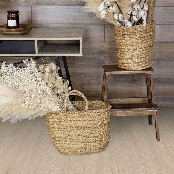Helles, strukturiertes Design mit Eichenoptik. Der Klebe-Vinylboden eignet sich ideal für Wohnräume und gewerbliche Anwendungen. Die Oberfläche zeigt natürliche Holzmaserungen.