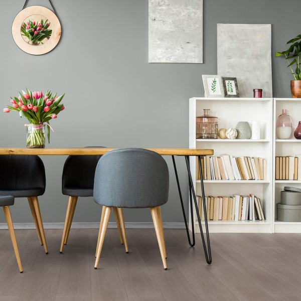 Calm Oak Ash Klick-Vinylboden zeigt eine gleichmäßige Verteilung von hellen und dunklen Holzmaserungen. Der Bodenbelag ist funktional und modern gestaltet, ideal für verschiedene Wohnräume.