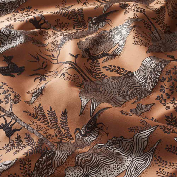 Braunfarbener Vorhangstoff mit aufgedrucktem Muster von Tieren und Pflanzen. Der Stoff hat eine glatte Textur und ist ideal für Dekorationszwecke.