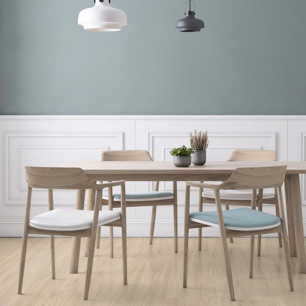 Helles, strukturiertes Design mit Eichenoptik. Der Klebe-Vinylboden eignet sich ideal für Wohnräume und gewerbliche Anwendungen. Die Oberfläche zeigt natürliche Holzmaserungen.