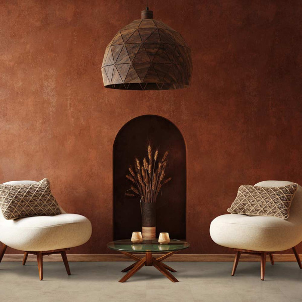 Beige Bodenfliesen im Steindekor sind gleichmäßig angeordnet. Die Oberflächenstruktur wirkt natürlich und bietet eine moderne, elegante Optik für Wohnräume.