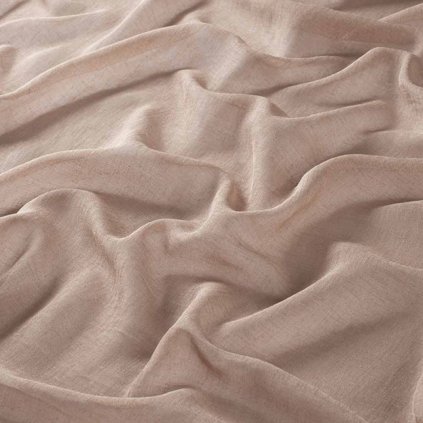 Halbtransparenter Dekostoff in sandfarbener Ausführung liegt faltig auf einer Oberfläche. Die Textur wirkt weich und leicht, ideal für Vorhänge oder Dekorationen.