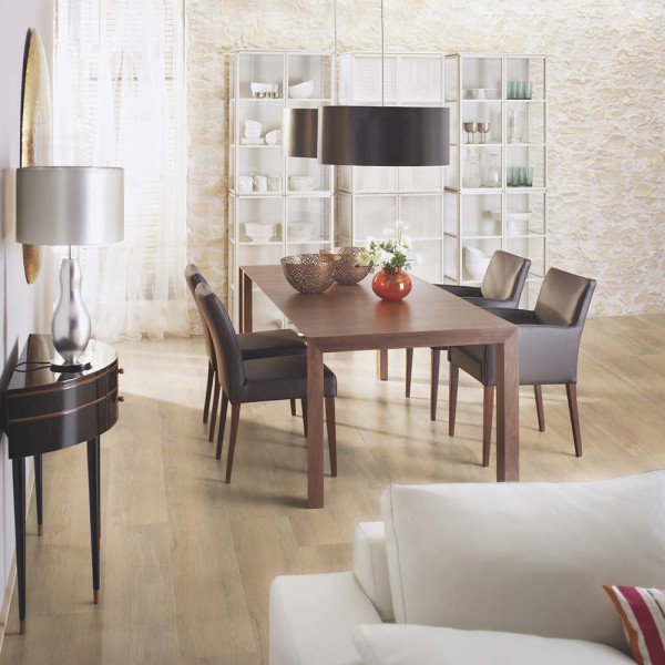Helle Vinylbodenfläche in Holzoptik mit sanften Maserungen. Der Boden wirkt modern und einladend, ideal für Wohnräume oder Büros. Gestoßenes Dekor in hellem Beige.