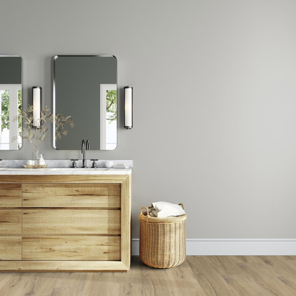 Helle Vinylbodenoberfläche mit einer natürlichen Holzoptik. Der Boden zeigt verschiedene farbliche Nuancen und Maserungen, die die Struktur und die natürliche Erscheinung von Holz imitieren.