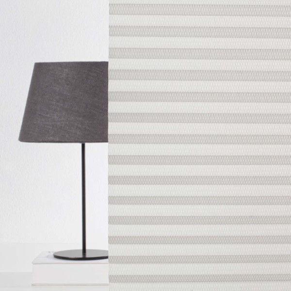 Weißes Plissee aus dem Modell Usedom 8223, gefaltet und in gleichmäßigen Abständen angeordnet. Das Material wirkt blickdicht und ist für maßgeschneiderte Fensterdekoration geeignet.