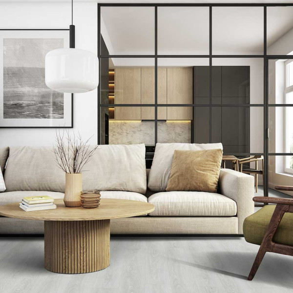 Der Bodenbelag zeigt eine helle, graue Landhausdiele mit einer Holzstruktur. Die Dielen sind in langen Paneelen verlegt und erinnern an einen modernen, eleganten Look.