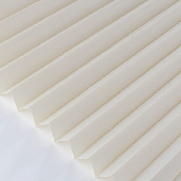 Beige Plissee Ulm 4773 mit gefalteter Struktur liegt flach auf einer Unterlage. Das Material ist blickdicht und eignet sich für maßgeschneiderte Fensterdekoration.