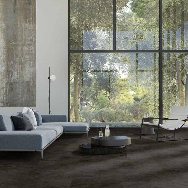 Dunkle Steindekor-Fliesen mit verschiedenen Oberflächenstrukturen bilden ein einheitliches, modernes Muster auf dem Boden. Die Fliesen sind in quadratischen Platten angeordnet und vermitteln einen eleganten Eindruck.