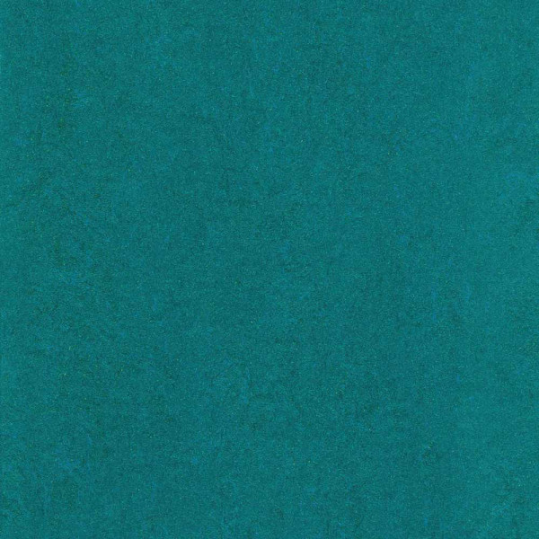 Teal-farbene Oberfläche des Gerflor Marmorette Neocare Linoleums im Dekor Curacao präsentiert eine gleichmäßige Textur. Das Produkt hat einen Preis von 30,99 € pro Quadratmeter.