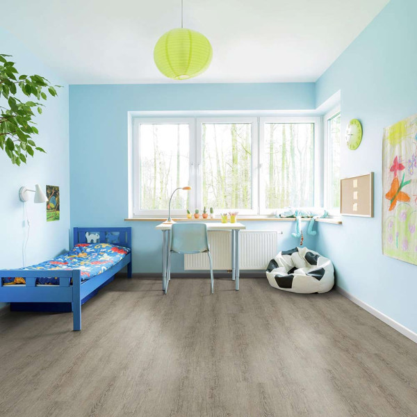 Kiefer-Fußboden in hellen Holzoptik-Tönen zeigt charakteristische Maserungen. Der Bodenbelag ist aus Klebe-Vinyl gefertigt. Preis: 17,99 € / qm, derzeit online ausverkauft.