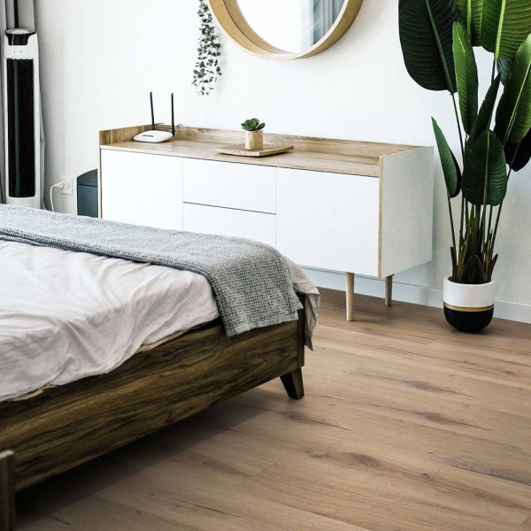 Helle Vinylbodenoberfläche mit einer natürlichen Holzoptik. Der Boden zeigt verschiedene farbliche Nuancen und Maserungen, die die Struktur und die natürliche Erscheinung von Holz imitieren.