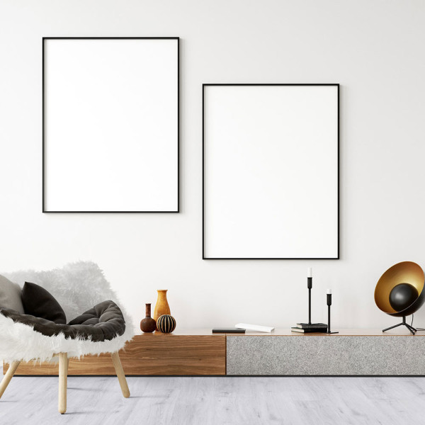 Helle Holzoptik mit sanften, grauen Tönen bildet den Bodenbelag ab. Der stilvolle Designboden wirkt modern und lässt sich vielseitig in Wohnräumen einsetzen.