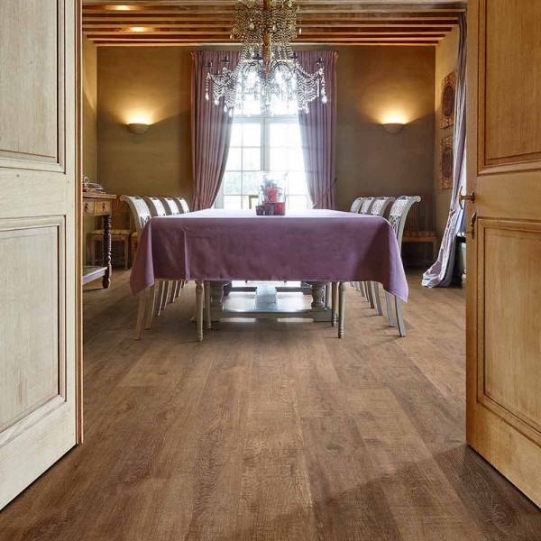 Natürlicher Vinylboden mit Holzoptik in verschiedenen Brauntönen, der gleichmäßig verlegt erscheint. Die Oberflächenstruktur zeigt Holzmaserungen und verleiht dem Boden eine authentische Erscheinung.