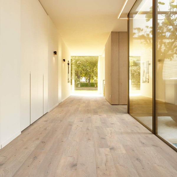 Helle, strukturierte Vinylplanken in Holzoptik sind parallel angeordnet. Die Oberfläche zeigt feine Maserungen und Linien, die einen natürlichen Look vermitteln.