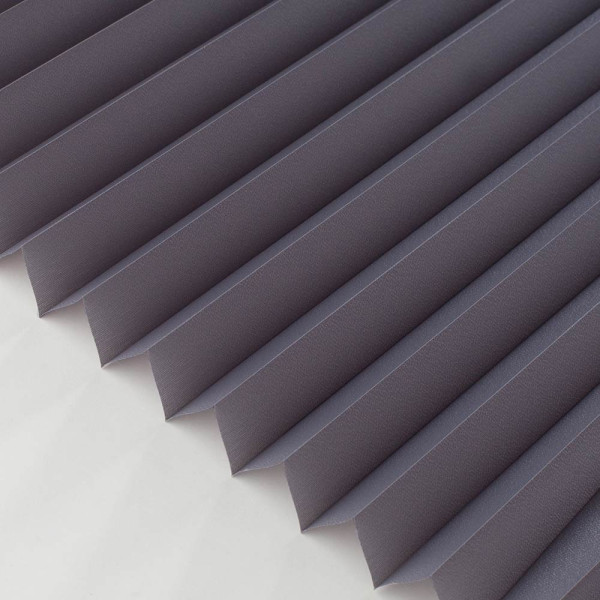 Graues Plissee Altona 9070 mit gefalteten Stoffschichten. Das Plissee ist blickdicht und eignet sich als Maßanfertigung für Fensterdekoration. Es ermöglicht Lichtsteuerung und Privatsphäre.