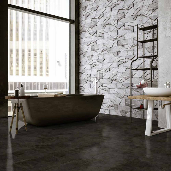 Dunkle Steindekor-Fliesen mit verschiedenen Oberflächenstrukturen bilden ein einheitliches, modernes Muster auf dem Boden. Die Fliesen sind in quadratischen Platten angeordnet und vermitteln einen eleganten Eindruck.