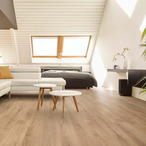 Holzoptik von einem hellen, strukturierten Vinylboden in Paneelen. Die Oberfläche zeigt feine Maserungen und unterschiedliche Farbnuancen. Der Boden eignet sich für moderne Wohnräume.