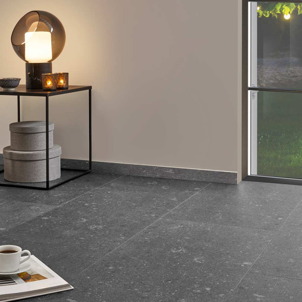 Dunkelgrauer Multilayer-Vinylboden mit feiner Textur und Natursteinelementen. Der Bodenbelag eignet sich für verschiedene Innenräume und hat eine leichte, strukturierte Oberfläche.