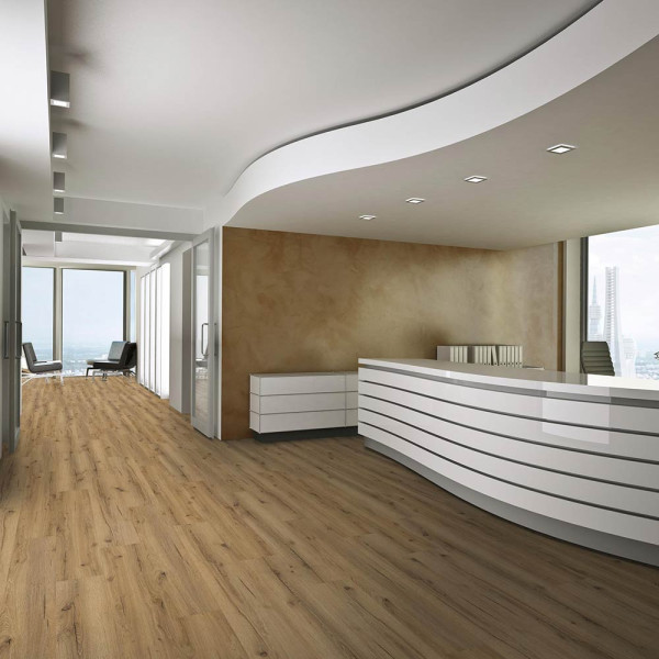 Eichenfarbener Klick-Vinylboden mit Holzoptik zeigt eine nahtlose Verlegung von Paneelen. Die Oberfläche wirkt natürlich und dekorativ, geeignet für verschiedene Innenräume.