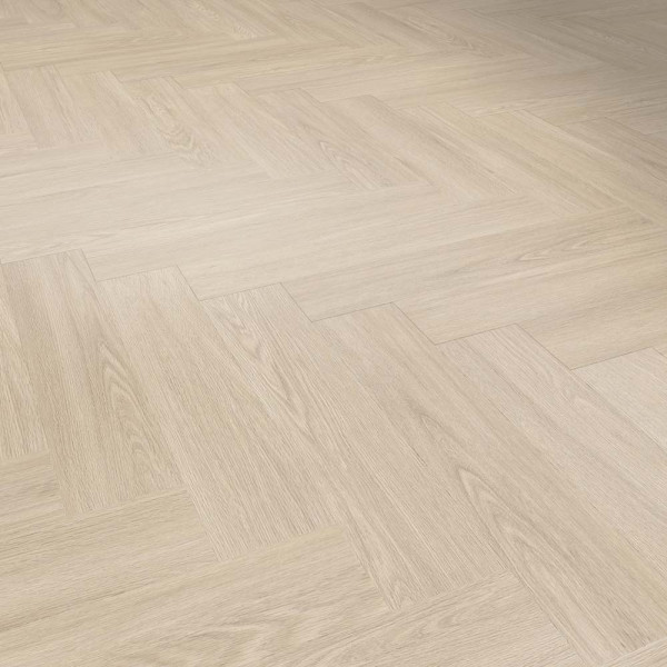 Helle, kreative Verlegeart eines Klebe-Vinylbodens mit einem hellen Holzdekor in Fischgrätenoptik. Die Oberfläche scheint glatt und stilvoll, ideal für moderne Innenräume.