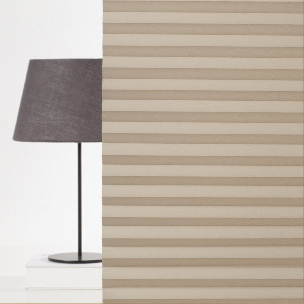 Plissee Murnau 9121 in Taupe mit einer strukturierten, faltbaren Oberfläche und gleichmäßigen Falten steht im Mittelpunkt. Es dient der Sonnenblende und Raumgestaltung.