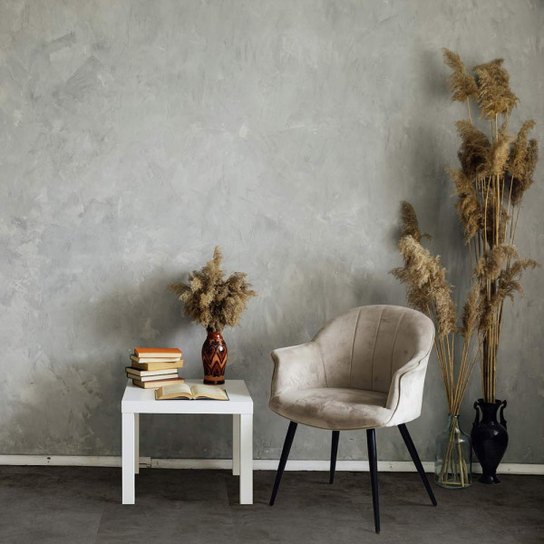 Dunkle Steindekor-Fliesen mit verschiedenen Oberflächenstrukturen bilden ein einheitliches, modernes Muster auf dem Boden. Die Fliesen sind in quadratischen Platten angeordnet und vermitteln einen eleganten Eindruck.