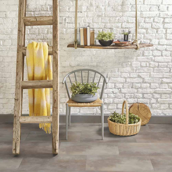 Helle, matte Fliesen in verschiedenen Beige- und Grautönen mit einer strukturierten Oberfläche bilden ein modernes Muster für einen Klebe-Vinylboden. Der Boden wirkt hochwertig und stilvoll.