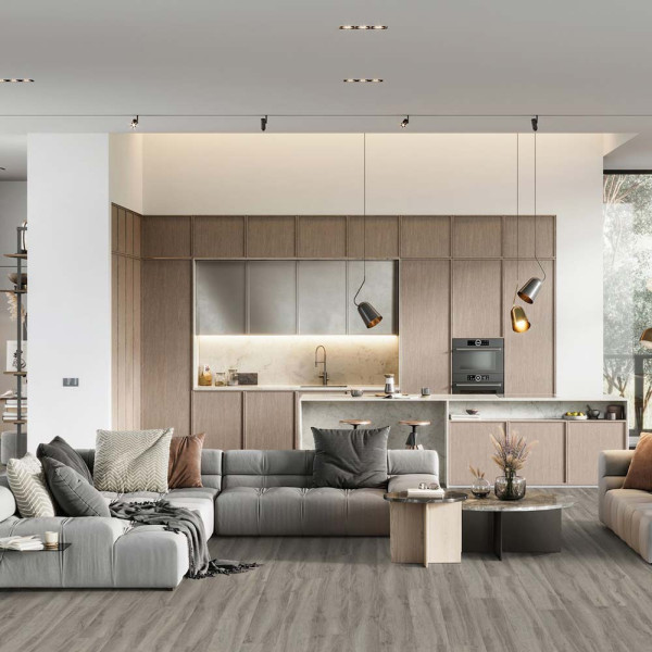 Heller, holzähnlicher Klebe-Vinylboden mit verschiedenen länglichen Planken in taupe. Der Designboden ist im Verkauf für 21,99 € pro Quadratmeter und 98,74 € pro Paket erhältlich.