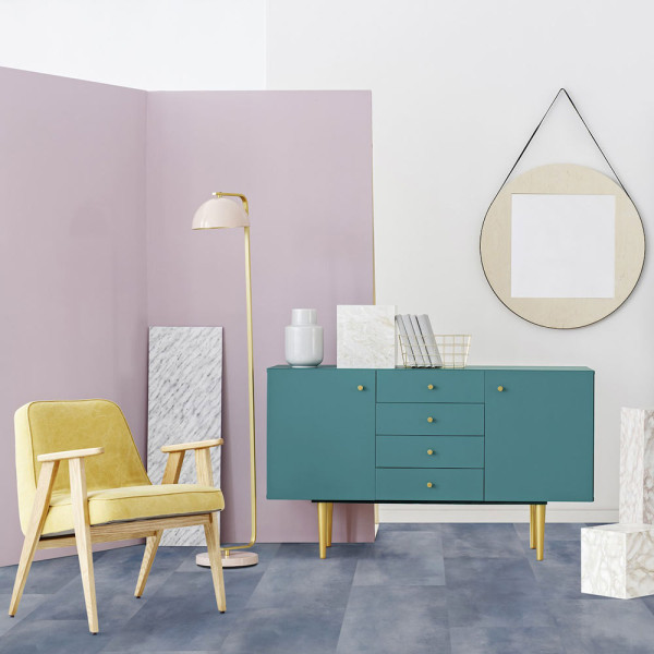 Grau-bläuliche Vinylestruktur mit unregelmäßigen, matte Flächen. Die Muster sind in variierenden Tönen angeordnet und erzeugen einen industriellen Look. Ideal für moderne Bodenbeläge.