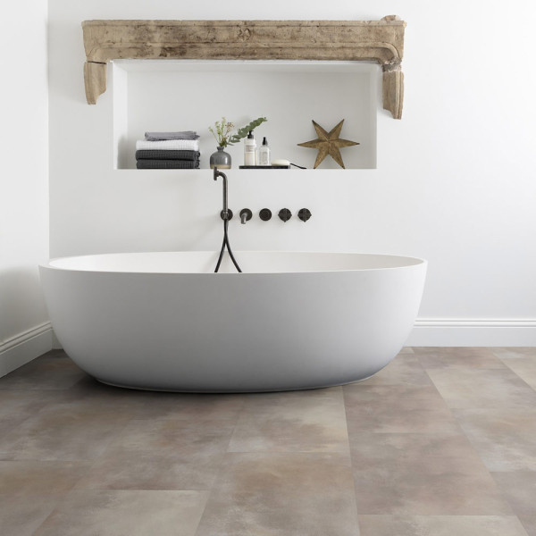 Helle, matte Fliesen in verschiedenen Beige- und Grautönen mit einer strukturierten Oberfläche bilden ein modernes Muster für einen Klebe-Vinylboden. Der Boden wirkt hochwertig und stilvoll.