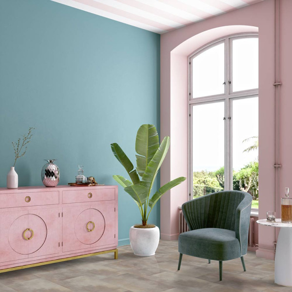 Helle, matte Fliesen in verschiedenen Beige- und Grautönen mit einer strukturierten Oberfläche bilden ein modernes Muster für einen Klebe-Vinylboden. Der Boden wirkt hochwertig und stilvoll.