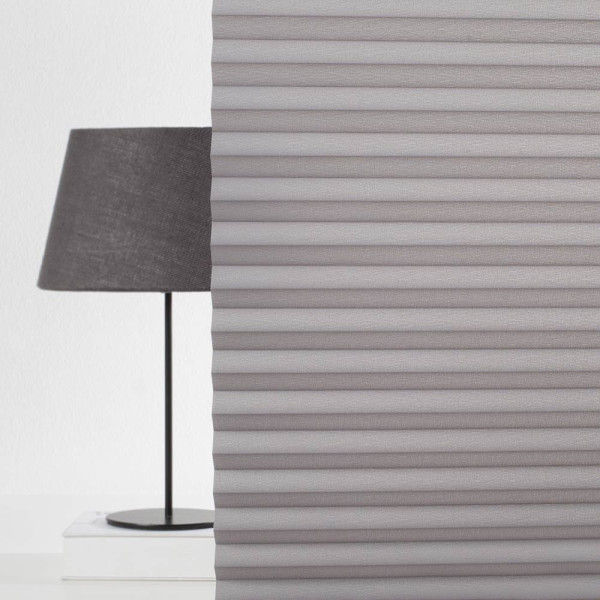 Graues Plissee Altona 9070 mit gefalteten Stoffschichten. Das Plissee ist blickdicht und eignet sich als Maßanfertigung für Fensterdekoration. Es ermöglicht Lichtsteuerung und Privatsphäre.