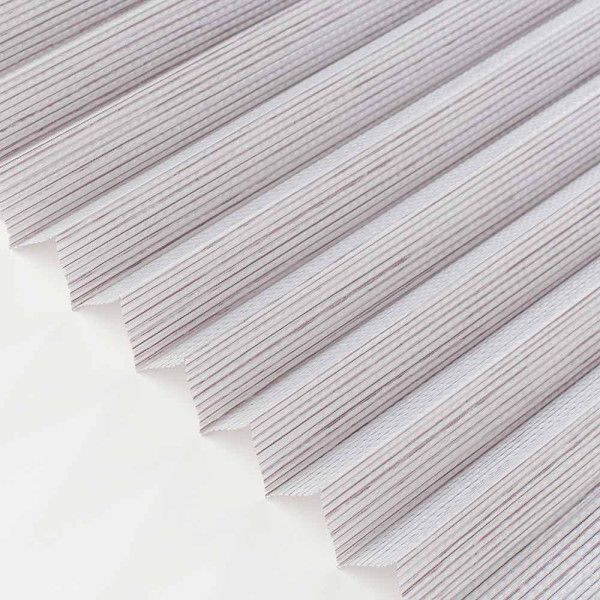 Violettes Plissee mit feinen, gerade verlaufenden Falten liegt flach auf einer Oberfläche. Das Material ist blickdicht und eignet sich für maßgeschneiderte Fensterdekoration.