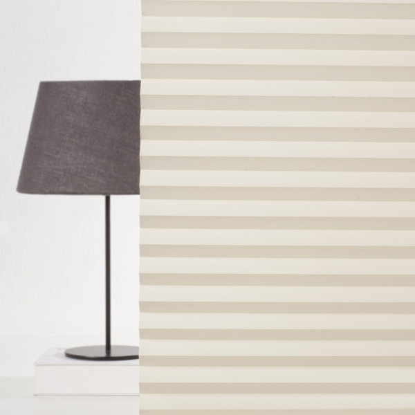 Plissee Murnau 9091 in Ivory zeigt eine geordnete Anordnung von horizontalen, gefalteten Stofflamellen. Die Struktur und Farbe bieten einen eleganten Sichtschutz für Fenster.