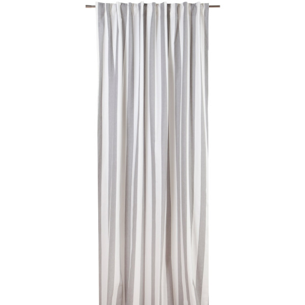 Natürlicher Vorhang in Grau und Weiß mit Streifenmuster hängt an einer silbernen Stange. Der Vorhang sorgt für einen blickdichten Sichtschutz in einem Raum.
