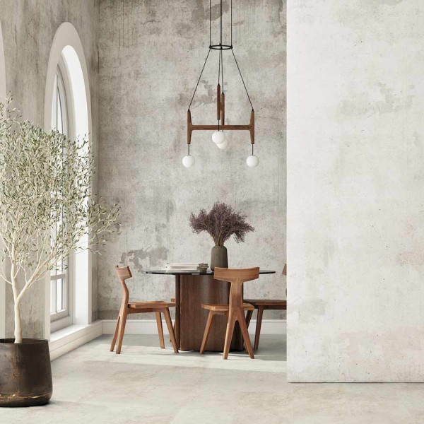 Helle, strukturierte Bodenfliesen in grau-beigem Steindekor liegen nebeneinander. Die Oberfläche ist leicht texturiert und strahlt eine natürliche Eleganz aus.