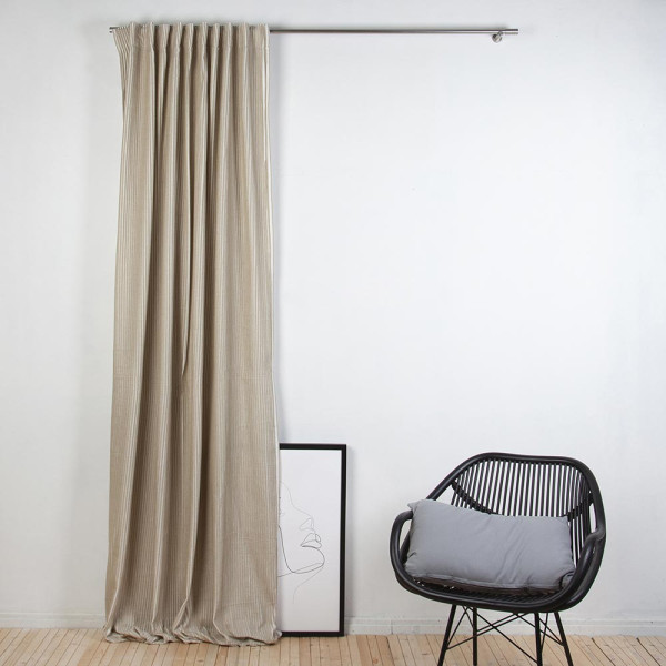 Gestreifter Vorhang in Beige-Weiß hängt an der Aufhängung. Der Vorhang steht bereit für den Versand und ist in verschiedenen Filialen vorrätig.